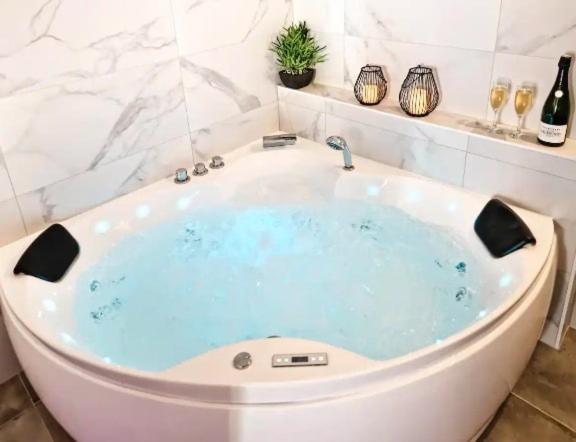 Majord'Home Spa 4*-L'Elegance-Balneo Vieille Ville Annecy Kültér fotó